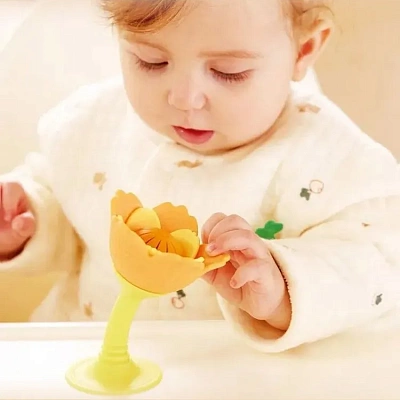 HAPE Погремушка "Малышам" Оранжевый цветок
