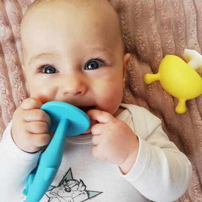 MOMBELLA Прорезыватель голубой "Dancing Elephant"